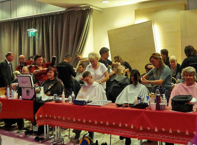 Einen kostenlosen Haarschnitt gibt es in einer extra für Frisöre eingerichteten Ecke. Dieser Service wird gern in Anspruch genommen, die Frisöre haben alle Hände voll zu tun.