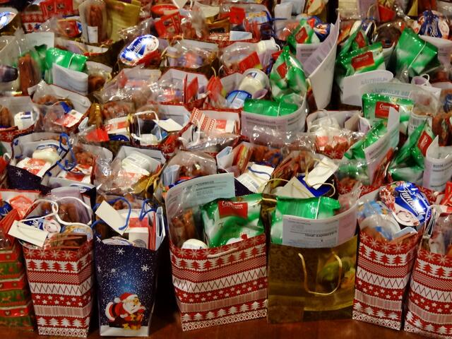 Prall gefüllte Geschenktüten gibt es am Ende der Veranstaltung. Bei den Artikeln handelt es sich um großzügige Spenden von Firmen, Supermärkten und auch der Polizei.