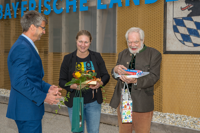 Bayerische Landesausstellung 2020 - Freifrau Elvira von Lutz aus Aichach besuchte als 45.000 Besucherin mit ihrem Vater Hannes von Lutz aus München die Ausstellung  „Stadt befreit. Wittelsbacher Gründerstädte“ in Aichach und Friedberg - Friedbergs Kulturabteilungsleiter Frank Büschel (links) gratuliert