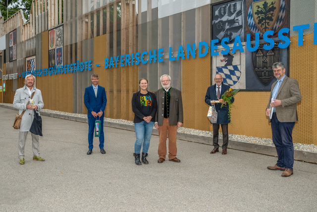 Bayerische Landesausstellung 2020 - Freifrau Elvira von Lutz aus Aichach besuchte als 45.000 Besucherin mit ihrem Vater Hannes von Lutz aus München (Bildmitte) die Ausstellung  „Stadt befreit. Wittelsbacher Gründerstädte“ in Aichach und Friedberg Es gratulierten: v.l.: Wolfgang Müller (LRA Aichach) Frank Büschel (Stadt Friedberg) Klaus Habermann (Stadt Aichach) und Dr. Peter Wolf (Haus der Bayerischen Geschichte)