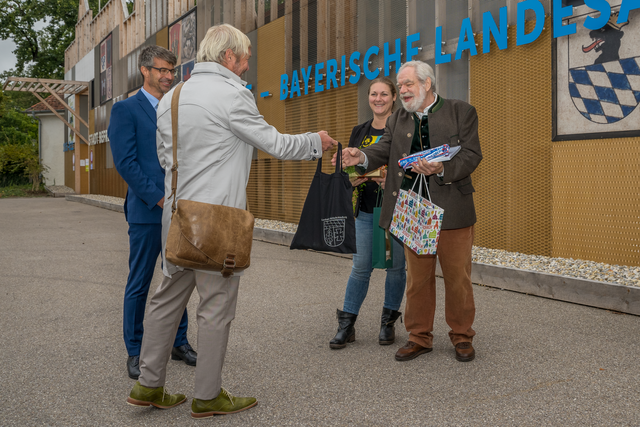 Bayerische Landesausstellung 2020 - Freifrau Elvira von Lutz aus Aichach besuchte als 45.000 Besucherin mit ihrem Vater Hannes von Lutz aus München die Ausstellung  „Stadt befreit. Wittelsbacher Gründerstädte“ in Aichach und Friedberg - Wolfgang Müller vom LRA Aichach gratuliert