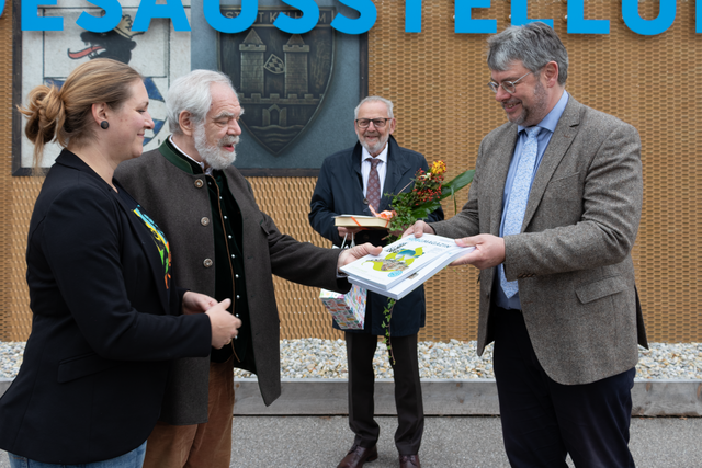 Bayerische Landesausstellung 2020 - Freifrau Elvira von Lutz aus Aichach besuchte als 45.000 Besucherin mit ihrem Vater Hannes von Lutz aus München die Ausstellung  „Stadt befreit. Wittelsbacher Gründerstädte“ in Aichach und Friedberg - Dr. Peter Wolf (rechts) gratuliert