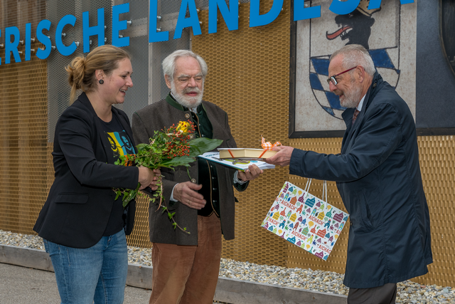 Bayerische Landesausstellung 2020 - Freifrau Elvira von Lutz aus Aichach besuchte als 45.000 Besucherin mit ihrem Vater Hannes von Lutz aus München die Ausstellung  „Stadt befreit. Wittelsbacher Gründerstädte“ in Aichach und Friedberg - Aichachs Erster Bürgermeister Klaus Habermann (rechts) gratuliert