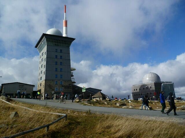 Die Sonne dominiert nun: Brockenhotel, Wolkenhäuschen und Brockenhaus.