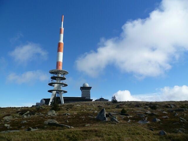 Fernsehturm und Brockenhotel.