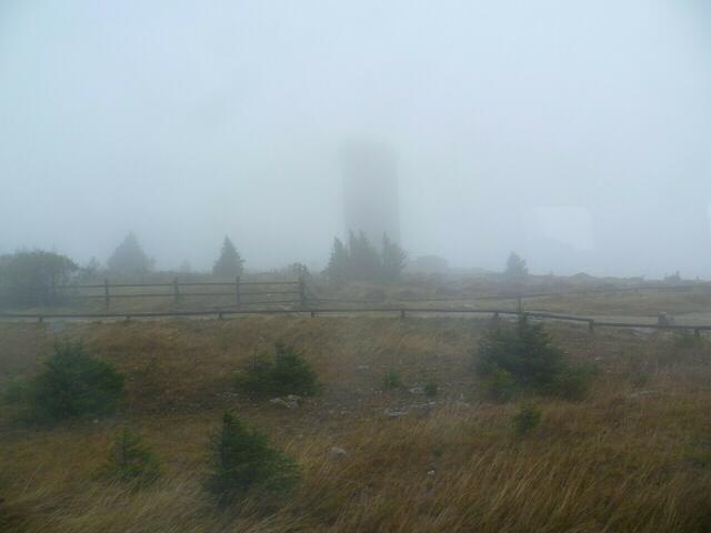 Die Brockenspitze ist in Nebel gehüllt. Wenige Meter vor dem Bahnhof. Nur zu erahnen: Die Brocken-Wetterstation.