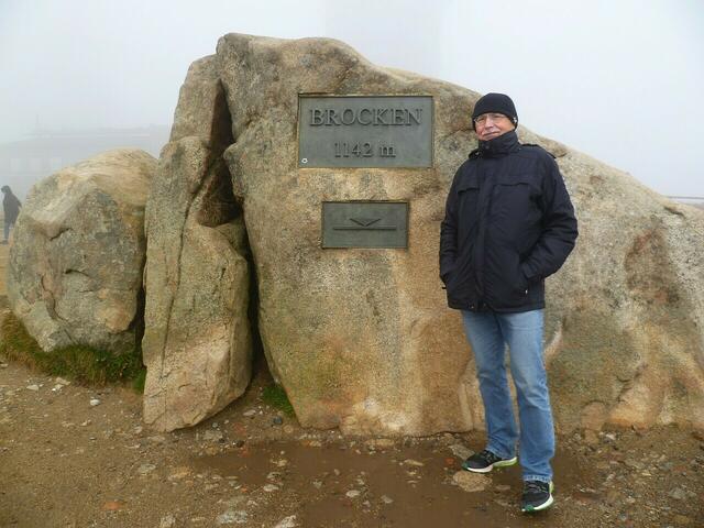 Der „Höhepunkt“ vom Brocken. Rundherum befindet sich die Brockenuhr mit 30 Metern Durchmesser. Diese „Uhr“ zeigt aber nicht die Zeit an, sondern Ortsnamen, Entfernungen und Richtungen.