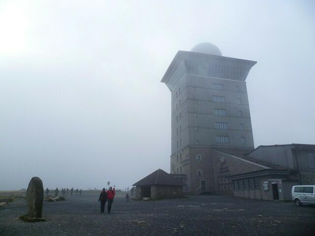 Das Brockenhotel. Der Nebel lichtet sich nun immer mehr.