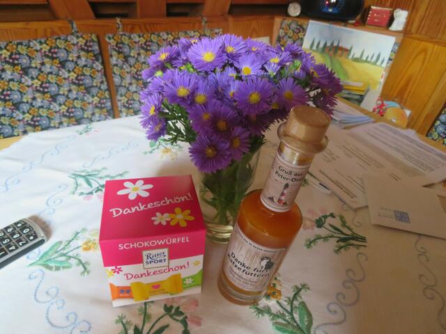 Ein Dankeschön mit Pralinen und eine Flasche Sanddornlikör, mit der Aufschrift Danke fürs Katzenfüttern, da habe ich mich drüber gefreut.