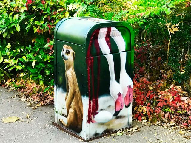 Erinnerungen 2018. 
13. Oktober 2018. Erlebnis-Zoo Hannover. Neue Abfallbehälter.