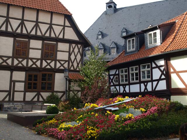 Das schiefe Haus mit Blumenuhr