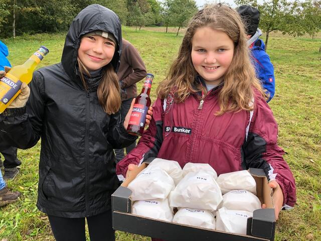 Die politische Gemeinde Ellgau spendierte die Apfelbäumchen und die Brotzeit, die am Schluss gemeinsam verzehrt wurde.