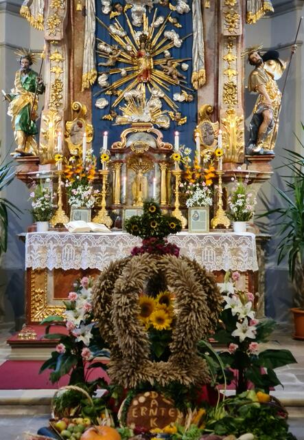 Erntekrone vor Altar Maria im Strahlenkranz