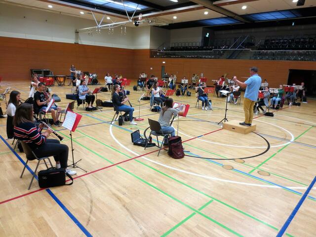 Probe des A-Orchesters der Jugendkapelle Friedberg in der Max-Kreitmayr-Halle