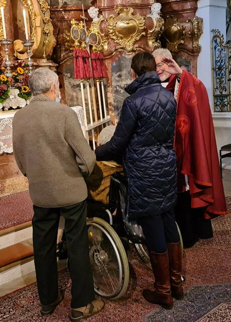 Segenszuspruch Wiespfarrer Msgr. Gottfried Fellner bei der Aufnahme neuer Mitglieder in die Bruderschaft zum gegeißelten Heiland auf der Wies