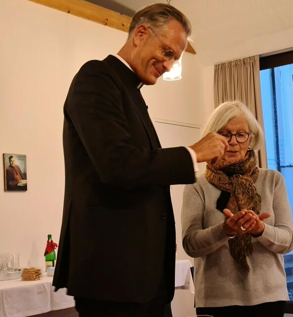 Übergabe römischer Bruderschaftsmedaille von Prälat Dr. Hans-Peter Fischer an Bruderschafs-Älteste Marlene Wieser