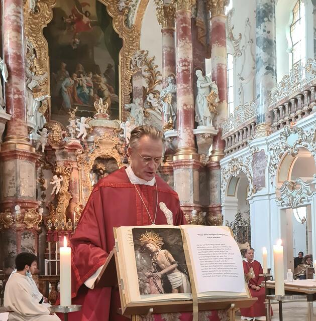 Festzelebrant Prälat Dr. Hans-Peter Fischer aus Rom bei Predigt