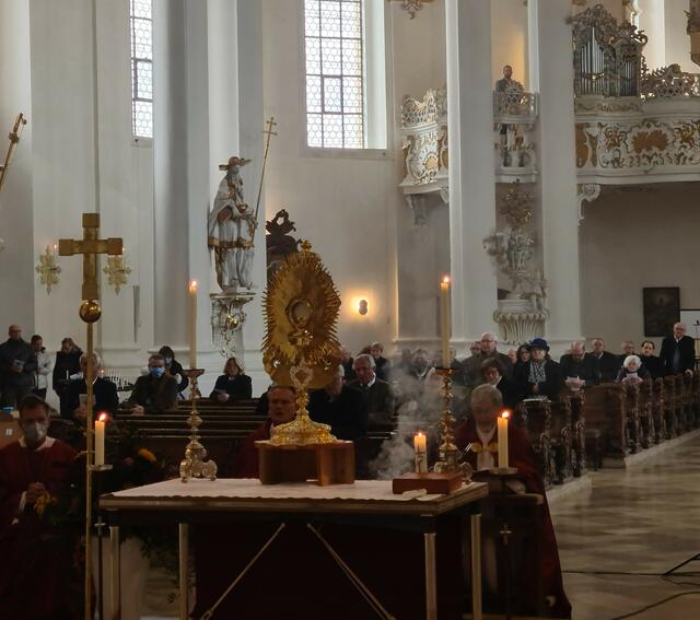 … der Geistlichkeit und GottesdiensbescherInnen vir dem ausgesetzten Allerheiligsten