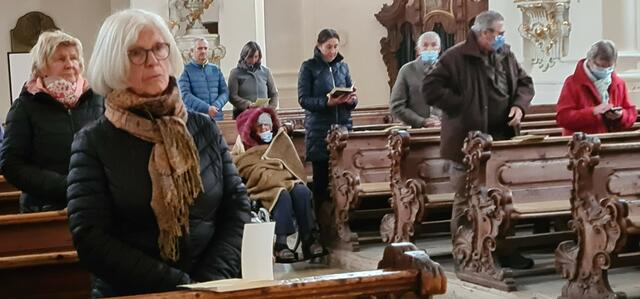 BesucherInnen der Aufnahme-Vesper zur Bruderschaft zum gegeißelten Heiland auf der Wies