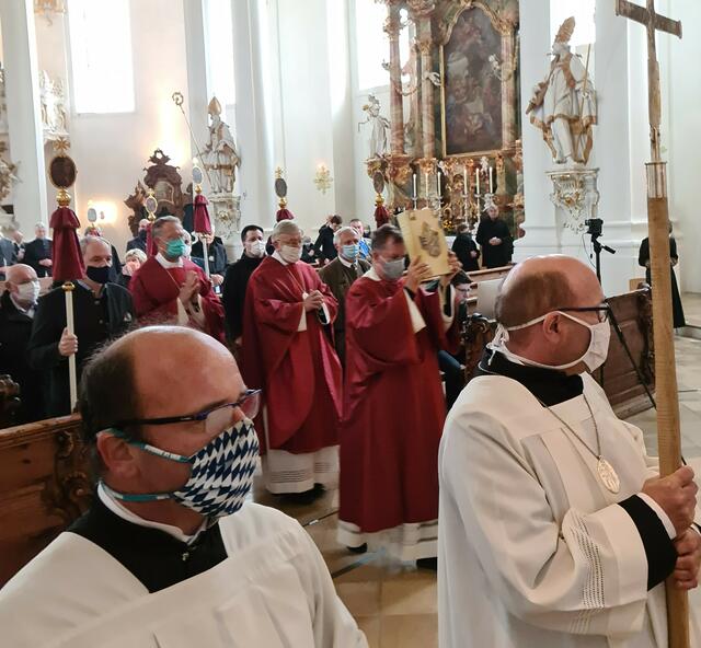 Einzug von Altardienst, Geistlichkeit und StangenträgerInnen