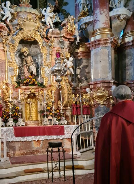 Gebet Wiespfarrer Msgr. Gottfried Fellner vor Gnadenbild des gegeißelten Heiland auf der Wies