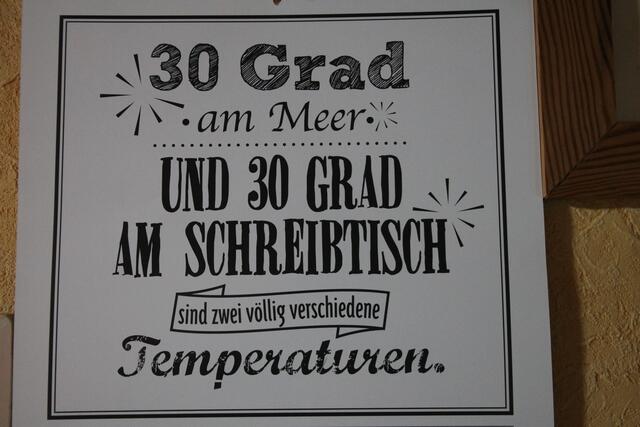 Leider gibt es nicht grundsätzlich "Hitzefrei" für Arbeitnehmerinnen und Arbeitnehmer. Aber: Der Arbeitgeber muss die Räume, Vorrichtungen oder Gerätschaften, die er zur Verrichtung der Arbeit zu beschaffen hat, so einrichten und unterhalten, dass ein/e Beschäftige/r "gegen Gefahr für Leben und Gesundheit soweit geschützt ist, als die Natur der Dienstleistung es gestattet" ( § 618 BGB)