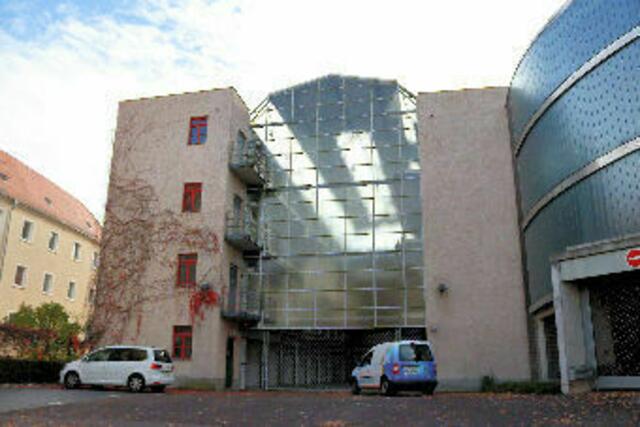 Garagen mit Lichthof und Auffahrt, rechts