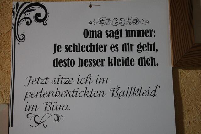Niemand sollte es mit seiner oder ihrer Arbeit schlecht gehen. Die DGB-Gewerkschaften setzen sich deshalb Tag für Tag für gute Arbeitsbedingungen ein - damit das Ballkleid nicht der letzte Ausweg ist.