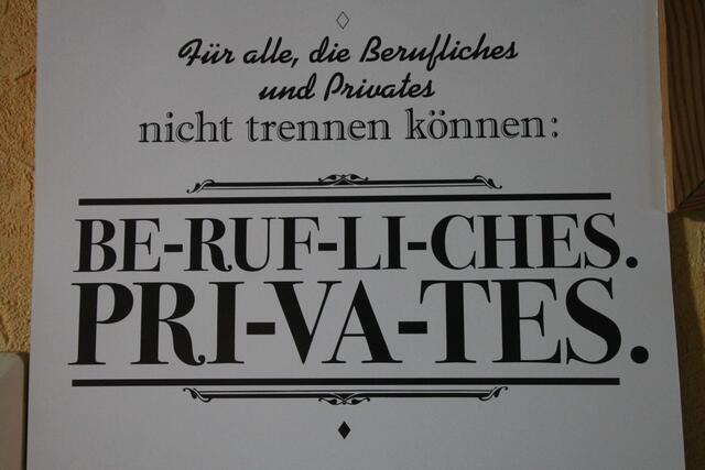 Abends auf dem Sofa schnell noch Mails checken? Ist manchmal sehr praktisch. Aber der Chef oder die Chefin darf nicht verlangen, dass Du immer erreichbar sein musst. Die DGB-Gewerkschaften setzen sich für eine gute Work-Life-Balance und ein Recht auf Nicht-Erreichbarkeit ("Logg Off") ein. Denn Arbeit ist Arbeit, Privatleben ist Privatleben.