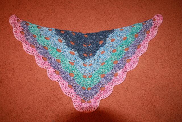 Das ist mein "Virustuch" und nein, es hat nichts mit Corona zu tun. Hab selbst erst googeln müssen, warum es so genannt wird. ;-)  Das war mein erstes - daher mit Fehlern.