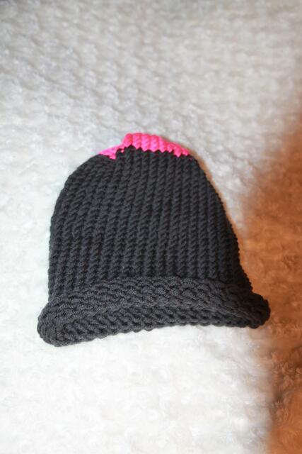 Die hatte ich ursprünglich als Beanie gestrickt, aber sie war zu lang. Nun ist es eine "Gartenkopfbedeckung". ;-)