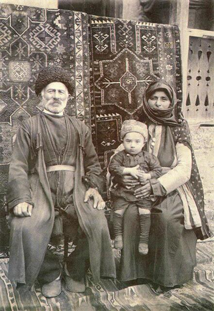 Eine armenische Familie aus Bergkarabach, Anfang des 20. Jhd. > Gemeinfrei > https://de.wikipedia.org/wiki/Armenien#Bedeutung_der_Familie | Foto: wie vor