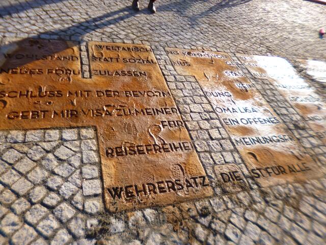 Die ersten 3 Ziffern von ' 4. 1 1. 1 9 8 9 ' sind erkennbar.