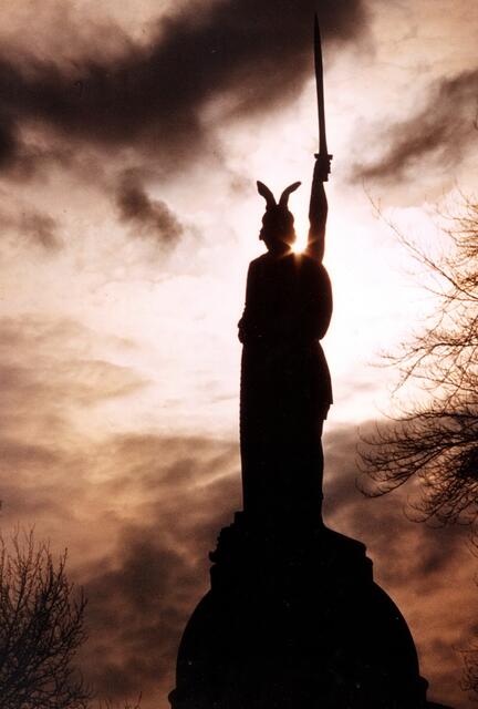 Im Teutoburger Wald erinnert Arminius, auch Hermann der Cherusker genannt, an den Kampf der Germanen gegen die Römer. Auch dieses Denkmal aus der Kaiserzeit ist einen Besuch wert. Von der Aussichtsterrasse zu seinen Füßen hat man einen herrlichen Blück über das weite Land.