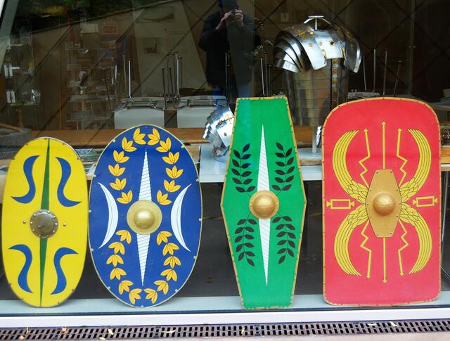 Es war der Heerführer Maximinus Trax, der die römischen Legionen anführte. Bald nach der Schlacht wurde er zum Kaiser gekrönt, und nur wenige Jahre darauf ermordet. Für Rom brachen unruhige Zeiten an, von denen sich das Reich nie wieder erholen sollte.