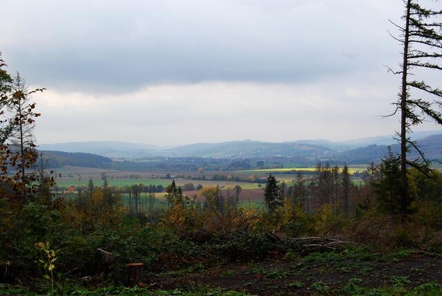 Der Blick von der Höhe des Harzhorns in die Weite der Landschaft, durch die die Römer wieder abzogen, bevor es danach am nahen Kahlberg zu weiteren Kampfhandlungen kam.