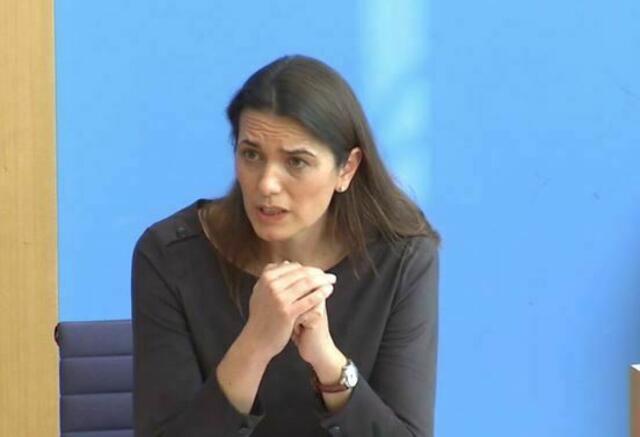 Frau Brinkmann in der Pressekonferenz. Zitat: "Ich erzähl doch auch dem Automechaniker nicht, wo der Motor am Auto ist."