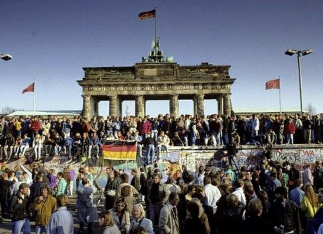 31 Jahre Mauerfall - es denkt kaum noch jemand daran ! 

Heute gilt auch noch der Satz von Ulbricht :
Es lebt sich nicht schlecht in Deutschland man darf nur kein Arbeiter oder Bauer seien !!!

Ist es nicht so ???
Für Politiker und Beamten hat sich die Wiedervereinigung gelohnt, 
mann denke nur an die Diäten, die Altersversorgung der Abgeordneten von den unverschämten Abfindungen.