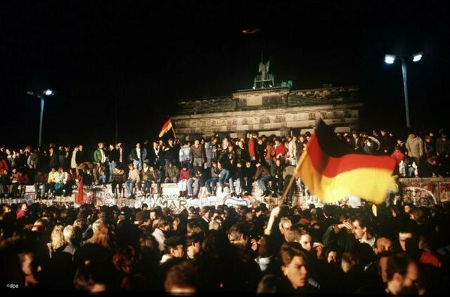 31 Jahre Mauerfall - es denkt kaum noch jemand daran ! 

Heute gilt auch noch der Satz von Ulbricht :
Es lebt sich nicht schlecht in Deutschland man darf nur kein Arbeiter oder Bauer seien !!!

Ist es nicht so ???
Für Politiker und Beamten hat sich die Wiedervereinigung gelohnt, 
mann denke nur an die Diäten, die Altersversorgung der Abgeordneten von den unverschämten Abfindungen.