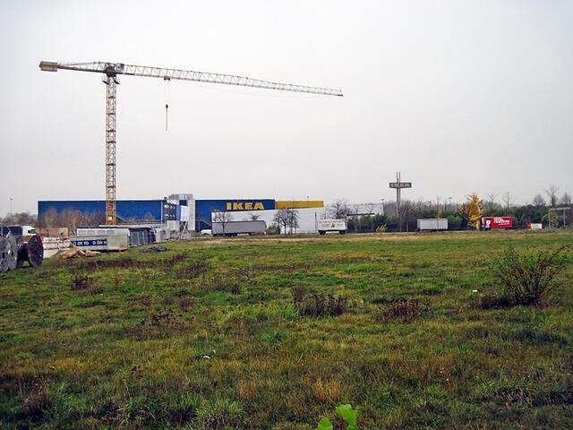 Freifläche und Möbelmarkt