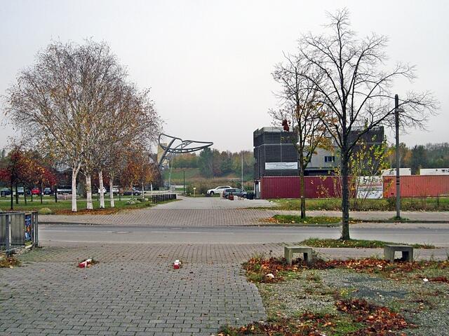 Der Expo-Wal im Hintergrund