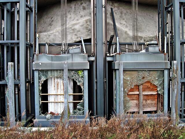 Eingeschlagene Scheiben am Holländischen Pavillon