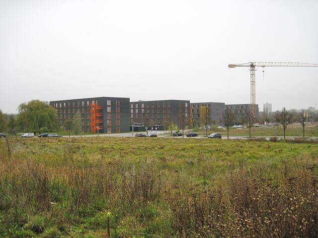 Neue Gebäude in schöner Farbgestaltung