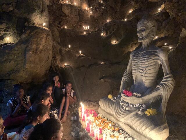 Ein klar strukturierter Tagesablauf gibt Kindern wie Betreuer Struktur und Halt, vom Morgensport bis zum abendlichen gemeinsamen Gebet. Ob in der Kapelle, im Hindukovil oder wie hier im uralten Höhlentempel des Kinderdorfes, der Mensch lebt nicht vom Brot bzw. Reis allein. Kraft tanken, Zuversicht schöpfen, gerade in einer Zeit, in der die Welt draußen so ziemlich aus den Fugen gerät. | Foto: Michael Kreitmeir