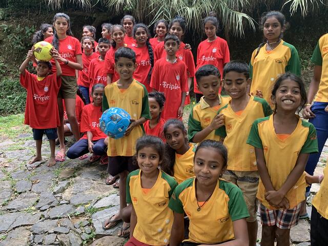 Jeden Tag mit Sport beginnen bevor es dafür zu heiß wird. Also tobten die Kinder von Little Smile von 6 Uhr bis 8 Uhr am Playground, heißer Favorit war selbst in den Trikots des FC Bayern München eine Art von Völkerball, das wir huntigball nennen. | Foto: Michael Kreitmeir