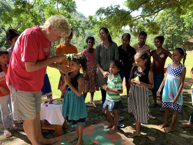 Als Michael Kreitmeir mit seinen Mitarbeitern und den 108 Kindern am 14. April das singhalesische Neujahr feierte da war die Hoffnung noch groß, dass Sri Lanka von Corona verschont bleibt. Schon Ende März war der Flughafen geschlossen worden, seitdem kam Niemand mehr ins Land. Der Virus schaffte es trotzdem und Ende Oktober gerät die Situation außer Kontrolle, ein weiterer Lock Down droht. | Foto: Michael Kreitmeir