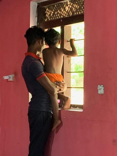 In Sri Lanka werden die Häuser oft nur zum Schlafen benutzt. Tage- ja wochenlang in so einer Lehmhütte eingesperrt zu sein, oft bis zu 30 Personen aus drei Generation auf wenigen Quadratmetern, Konflikte sind da vorprogrammiert. | Foto: Michael Kreitmeir