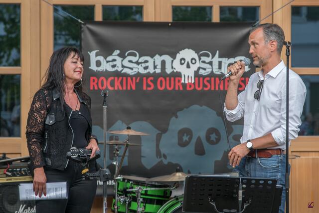 Alljährlich unterstützen Friedbergs Stadträtin und Kulturpflegerin Petra Gerber und der Gastronom Ludwig Koller mit den Spenden der Besucher eines Benefizkonzerts im Biergarten der Landhausbräu Koller in Hergertswiesen das Projekt Little Smile. Im Bild Petra Gerber und Schirmher Friedbergs Bürgermeister Roland Eichmann