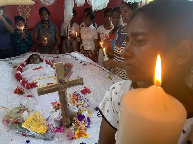 Wer schwer erkrankt hat in Coronazeiten kaum eine Chance. Besonders wenn ein Kind stirbt ist das für jede Familie eine menschliche Tragödie. Seit Corona auch Sri Lanka bedroht wird sogar das in Sri Lanka so wichtige und oft tagelange Abschiednehmen stark eingeschränkt. Michael Kreitmeir lässt auch diese Menschen in ihrer Trauer nicht allein, Little Smile ermöglicht eine menschenwürdige Beerdigung. | Foto: Michael Kreitmeir