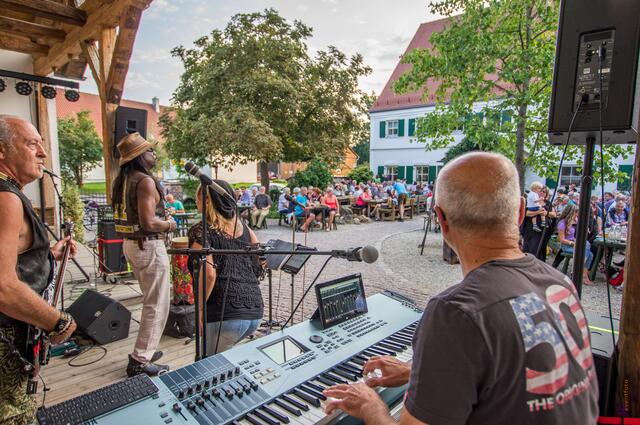 Alljährlich unterstützen Friedbergs Stadträtin und Kulturpflegerin Petra Gerber und der Gastronom Ludwig Koller mit den Spenden der Besucher eines Benefizkonzerts im Biergarten der Landhausbräu Koller in Hergertswiesen das Projekt Little Smile